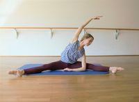 Stretching ist ein wiichtiger Teil der Ballettstunde, Unter anderem dient es der Muskelregeneration und verbessert die Haltung, da muskuläre Dysbalancen beseitigt werden.